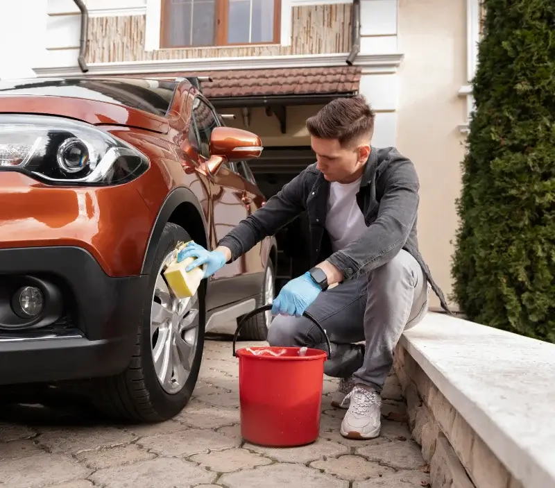 Lavage auto à domicile Saint-Just-Malmont : professionnel intervenant sur un véhicule